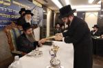 כ"ק אדמו"ר מסאדיגורא ירושלים שליט"א טיילט מתנות פאר בחורים וואס האבן זיך פארהערט הלכות שבת