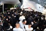 הונדערטער אידן זענען מתפלל אויפן ציון השל"ה הקדוש זי"ע לרגל ערב ראש חודש סיון 