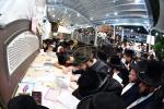 הונדערטער אידן זענען מתפלל אויפן ציון השל"ה הקדוש זי"ע לרגל ערב ראש חודש סיון 