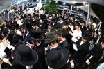 הונדערטער אידן זענען מתפלל אויפן ציון השל"ה הקדוש זי"ע לרגל ערב ראש חודש סיון 