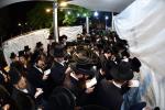 הונדערטער אידן זענען מתפלל אויפן ציון השל"ה הקדוש זי"ע לרגל ערב ראש חודש סיון 