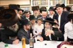 הרה"צ רבי אלימלך בידערמאן שליט"א באטייליגט זיך ביי א הכנסת ס"ת פאר כולל חצות