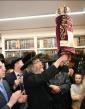 הרה"צ רבי אלימלך בידערמאן שליט"א באטייליגט זיך ביי א הכנסת ס"ת פאר כולל חצות