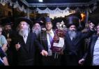 הרה"צ רבי אלימלך בידערמאן שליט"א באטייליגט זיך ביי א הכנסת ס"ת פאר כולל חצות