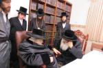 האדמו"ר מתולדות אברהם יצחק שליט"א ביי ביקור גומלין ביי כ"ק אדמו"ר מדושינסקיא שליט"א אין הר יונה
