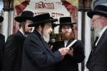  הרה"ק רבי יעקב מאיר שעכטער שליט"א ביי סיום ששה סדרי משנה שנלמד בשיעור ע"י בנו הרב נתן יצחק שליט"א אין כולל שומרי החומות בבתי אונגרין