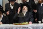  הרה"ק רבי יעקב מאיר שעכטער שליט"א ביי סיום ששה סדרי משנה שנלמד בשיעור ע"י בנו הרב נתן יצחק שליט"א אין כולל שומרי החומות בבתי אונגרין