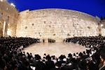 כ"ק אדמו"ר מסערעט וויזניץ שליט"א איז מתפלל ביים כותל נמערבי