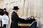 כ"ק אדמו"ר מסערעט וויזניץ שליט"א איז מתפלל ביים כותל נמערבי