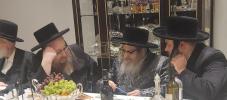 כ"ק אדמו"ר מסאטמאר שליט"א ביים באנקעט לטובת מוסדות סאטמאר אין לעיקוואד, אין שטוב פון הרבני החשוב ר' יצחק שלום ווערטהיימער הי"ו, בילדינג אדמיניסטראטאר פון מוסדות סאטמאר וויליאמסבורג:  