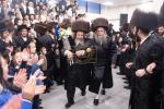 הכנסת ספר תורה צום ביהמ"ד סאטמאר שכונת ווערנאן אין וויליאמסבורג