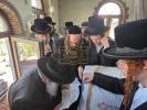 כ"ק גאב"ד מאקאווא שליט"א איז מתפלל ערב שבועות אויפן ציון הקדוש פון הייליגן בעל שם טוב זי"ע