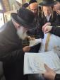כ"ק גאב"ד מאקאווא שליט"א איז מתפלל ערב שבועות אויפן ציון הקדוש פון הייליגן בעל שם טוב זי"ע