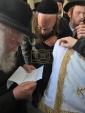 כ"ק גאב"ד מאקאווא שליט"א איז מתפלל ערב שבועות אויפן ציון הקדוש פון הייליגן בעל שם טוב זי"ע