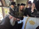 כ"ק גאב"ד מאקאווא שליט"א איז מתפלל ערב שבועות אויפן ציון הקדוש פון הייליגן בעל שם טוב זי"ע