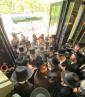 הרה"צ רבי יוסף חיים גרינוואלד שליט"א ביים קביעת מזוזה אינעם נייעם פראכטפולן ראדאשיצער הכנסת אורחים 
