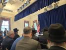 היימישע עסקנים אין ווייסן הויז באטייליגן זיך ביי א מיטינג מיט טראמפ אדמיניסטראציע באאמטע