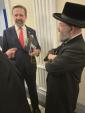 היימישע עסקנים אין ווייסן הויז באטייליגן זיך ביי א מיטינג מיט טראמפ אדמיניסטראציע באאמטע