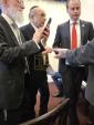 היימישע עסקנים אין ווייסן הויז באטייליגן זיך ביי א מיטינג מיט טראמפ אדמיניסטראציע באאמטע