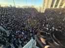 פולע בילדער און ווידיאוס פון די הכנסת ספר תורה אין בעלזא ערב יו"ט