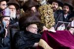 פולע בילדער און ווידיאוס פון די הכנסת ספר תורה אין בעלזא ערב יו"ט