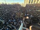 פולע בילדער און ווידיאוס פון די הכנסת ספר תורה אין בעלזא ערב יו"ט
