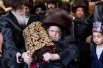 פולע בילדער און ווידיאוס פון די הכנסת ספר תורה אין בעלזא ערב יו"ט