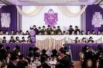 הונדערטער אידן ביים דינער 'אור המאיר' אין בארא פארק פאר כולל חיבת ירושלים 