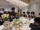 כ"ק אדמו"ר מ'באבוב 45 שליט"א באטייליגט זיך ביים שמחת שבע ברכות של בת אדמו"ר מ'ליזענסק שליט"א