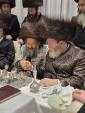 כ"ק אדמו"ר מ'באבוב 45 שליט"א באטייליגט זיך ביים שמחת שבע ברכות של בת אדמו"ר מ'ליזענסק שליט"א