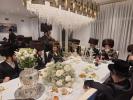כ"ק אדמו"ר מ'באבוב 45 שליט"א באטייליגט זיך ביים שמחת שבע ברכות של בת אדמו"ר מ'ליזענסק שליט"א