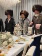 כ"ק אדמו"ר מ'באבוב 45 שליט"א באטייליגט זיך ביים שמחת שבע ברכות של בת אדמו"ר מ'ליזענסק שליט"א