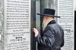 כ"ק אדמו"ר מסאטמאר שליט"א ביים ציון הקדוש פון כ"ק אדמורים מסאטמאר שליט"א לקראת די חתונה פון אן אייניקל 