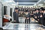 כ"ק אדמו"ר מסאטמאר שליט"א ביים ציון הקדוש פון כ"ק אדמורים מסאטמאר שליט"א לקראת די חתונה פון אן אייניקל 