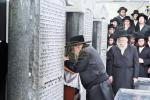 כ"ק אדמו"ר מסאטמאר שליט"א ביים ציון הקדוש פון כ"ק אדמורים מסאטמאר שליט"א לקראת די חתונה פון אן אייניקל 