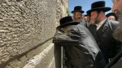 כ"ק אדמו"ר מוויזניץ שליט"א איז מתפלל ביים כותל המערבי 