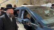כ"ק אדמו"ר מוויזניץ שליט"א איז מתפלל ביים כותל המערבי 