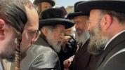 כ"ק אדמו"ר מוויזניץ שליט"א איז מתפלל ביים כותל המערבי 