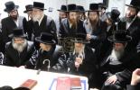 אדמו"רים ורבנים ביי ניחום אבלים אין קאסוב על פטירת אחותם