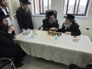הרה"צ אב"ד קרית יואל - ירושלים שליט"א קלאפט מזוזות אין די נייע אפיסעס פון דור ישרים אין ירושלים 
