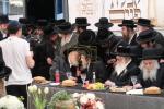 מעמד האדיר חלוקה פון קרן ויואל משה נדבת משפחת שווימער הנכבדה בראשות הרה"ק רבי יעקב מאיר שעכטער שליט"א, כ"ק האדמורי"ם מתולדות אהרן און משכנות הרועים שליט"א 