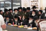 מעמד האדיר חלוקה פון קרן ויואל משה נדבת משפחת שווימער הנכבדה בראשות הרה"ק רבי יעקב מאיר שעכטער שליט"א, כ"ק האדמורי"ם מתולדות אהרן און משכנות הרועים שליט"א 