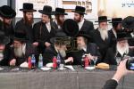 מעמד האדיר חלוקה פון קרן ויואל משה נדבת משפחת שווימער הנכבדה בראשות הרה"ק רבי יעקב מאיר שעכטער שליט"א, כ"ק האדמורי"ם מתולדות אהרן און משכנות הרועים שליט"א 