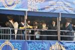 כ"ק אדמו"ר מסאטמאר שליט"א באטייליגט זיך ביים חופה בחצר הקודש סקווירא