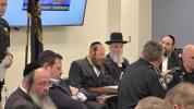 עסקנים אין סאליווען קאונטי טרעפן זיך מיט די לאקאלע פאליטישנס