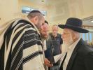 הגאון רבי עזריאל אוירבאך שליט"א איז געשטראנדעט אויף די וועג צוליב די מלחמה אין ארץ ישראל