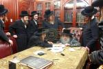 הרה"ג ר' מאיר גרינוואלד שליט"א - דומ"ץ פאפא, בנו הגדול פון כ"ק אדמו"ר מפאפא שליט"א בקודש פנימה ביי כ"ק אדמו"ר מסאטמאר שליט"א מקבל צו זיין ברכת הקודש לרגל שמחת נשואי בנו.