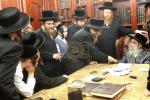 הרה"ג ר' מאיר גרינוואלד שליט"א - דומ"ץ פאפא, בנו הגדול פון כ"ק אדמו"ר מפאפא שליט"א בקודש פנימה ביי כ"ק אדמו"ר מסאטמאר שליט"א מקבל צו זיין ברכת הקודש לרגל שמחת נשואי בנו.