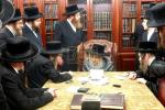 הרה"ג ר' מאיר גרינוואלד שליט"א - דומ"ץ פאפא, בנו הגדול פון כ"ק אדמו"ר מפאפא שליט"א בקודש פנימה ביי כ"ק אדמו"ר מסאטמאר שליט"א מקבל צו זיין ברכת הקודש לרגל שמחת נשואי בנו.