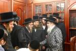 הרה"ג ר' מאיר גרינוואלד שליט"א - דומ"ץ פאפא, בנו הגדול פון כ"ק אדמו"ר מפאפא שליט"א בקודש פנימה ביי כ"ק אדמו"ר מסאטמאר שליט"א מקבל צו זיין ברכת הקודש לרגל שמחת נשואי בנו.
